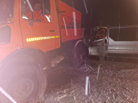 Coliziune între un microbuz și un utilaj de deszăpezire în Mehedinți; cinci persoane rănite ușor