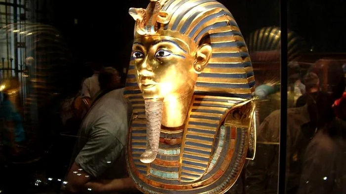 Misterul „sticlei din Deșertul Libian” asociate cu podoabele lui Tutankhamon rămâne, după o nouă descoperire