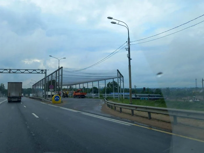 Plase antidrone amplasate pe autostrada din apropierea reședinței lui Putin de la Valdai