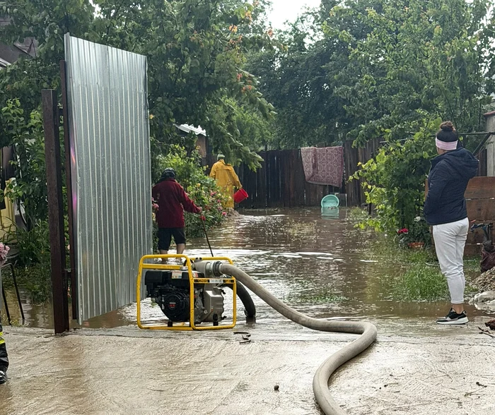 Pericol de inundații în județul Galați: locuitorii au primit mesaje RO-ALERT, pompierii folosesc motopompe
