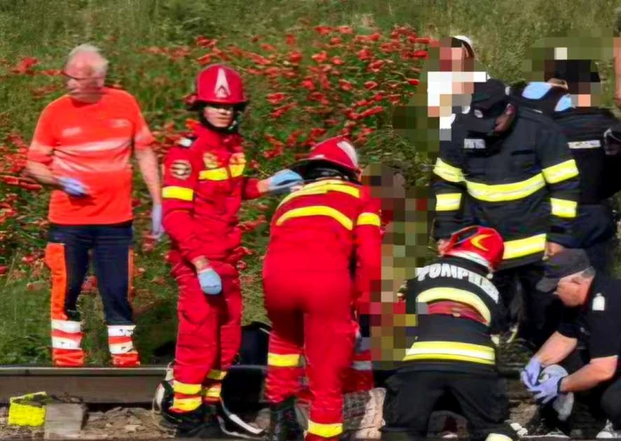 O femeie de 70 de ani a murit și un copil de cinci ani a fost rănit grav după ce au fost loviți de un tren la Fetești