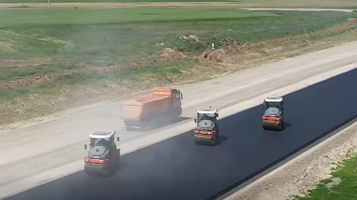 Mobilizare pe lotul 3 al Autostrăzii Moldovei: lucrări de asfaltare, terasamente și relocări la Mircești–Pașcani