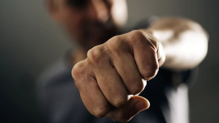 O pasageră lovită în față în urma unei șicanări în trafic pe Calea Victoriei; agresorul cercetat penal
