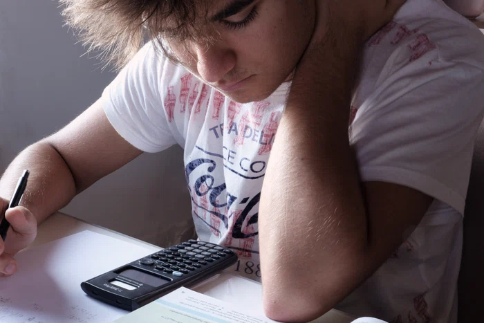 Ce-i apasă pe elevi înainte de examene: presiunea părinților, alegerea timpurie a profilului și influența TikTok