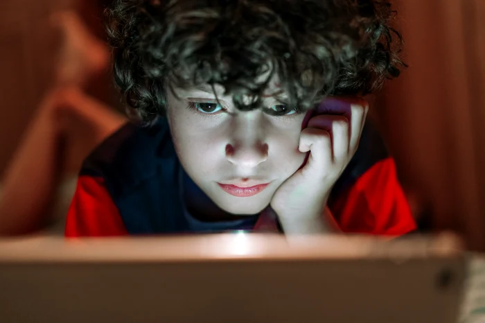 Cum protejează DSA minorii în mediul online: obligații pentru platforme și recomandări pentru părinți