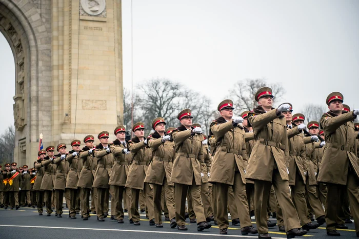 Ministrul Apărării propune majorarea salariilor militarilor cu până la 30% printr-un „spor de operaționalizare”