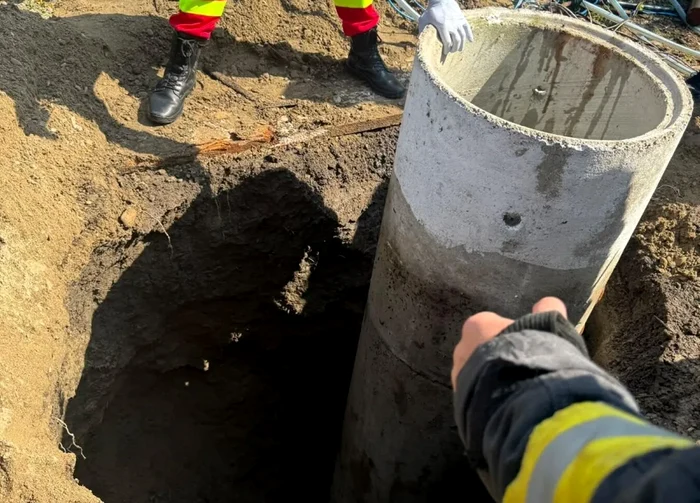 Pompierii din Vrancea lucrează pentru salvarea unei fetițe căzute într-o fântână în construcție