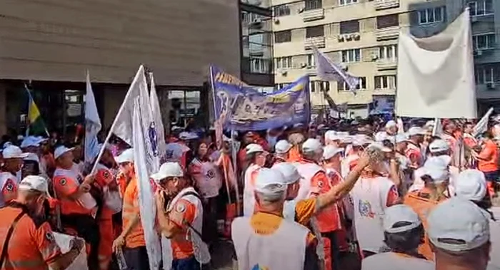 Sute de ambulanțieri au protestat la Ministerele Sănătății și Muncii: 'Noua lege a salarizării ne taie veniturile!'