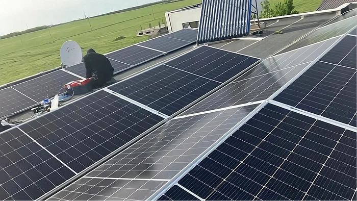 Ghid 2026: cum reduci factura la curent cu panouri fotovoltaice — economii de până la 90%
