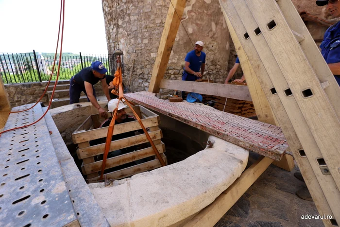 Lucrări la fântâna medievală din Castelul Corvinilor: muncitorii au scos monede și obiecte de la aproape 30 m adâncime