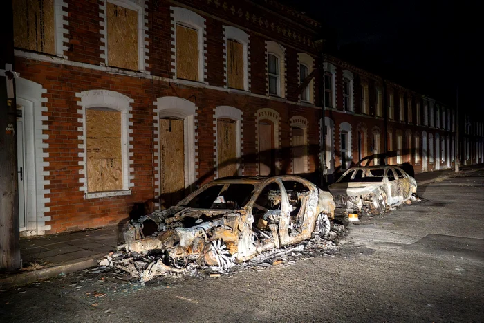 Zeci de români părăsesc Belfast după nopțile de violențe: case incendiate, familii relocate temporar