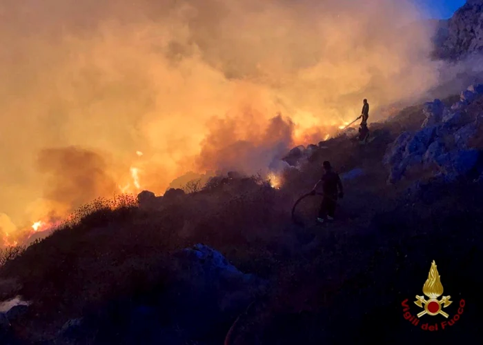 MAE: Cod portocaliu de incendii în Sardinia și cod galben în Sicilia — atenționare pentru românii din Italia