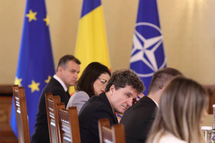 Trei opțiuni examinate pentru deblocarea crizei politice: rotație, guvern politic sau cabinet tehnocrat