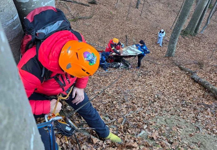 Motociclist salvat după ce a căzut într-o râpă în Munții Iezer‑Păpușa