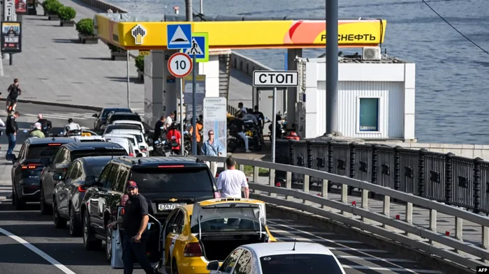 Criza carburantului lovește mașinăria militară a Kremlinului și provoacă tensiuni sociale interne