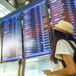 Noi reguli UE pentru pasagerii aerieni: familiile stau împreună, bagaj de mână inclus şi despăgubiri mai clare din 2027