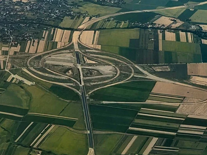Au început primii metri de asfalt la nodul rutier turbion care leagă A7 de A8, pe Lotul 3 Mircești–Pașcani