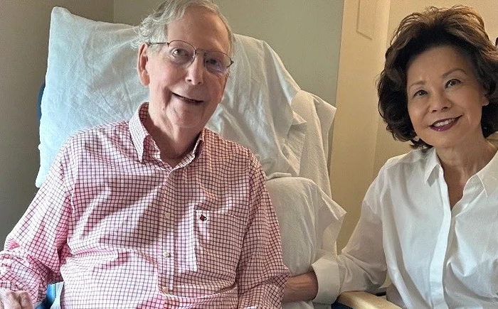grafia lui Mitch McConnell a reaprins teoriile conspirației după tăcerea familiei politice