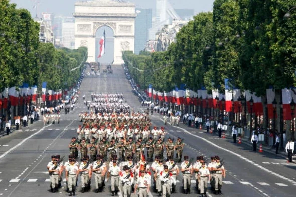 Contingentul ucrainean deschide parada militară de Ziua Națională a Franței, într-un gest de sprijin european