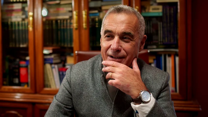 Ancheta privind activitatea universitară a lui Călin Georgescu, blocată de suspendarea contractului