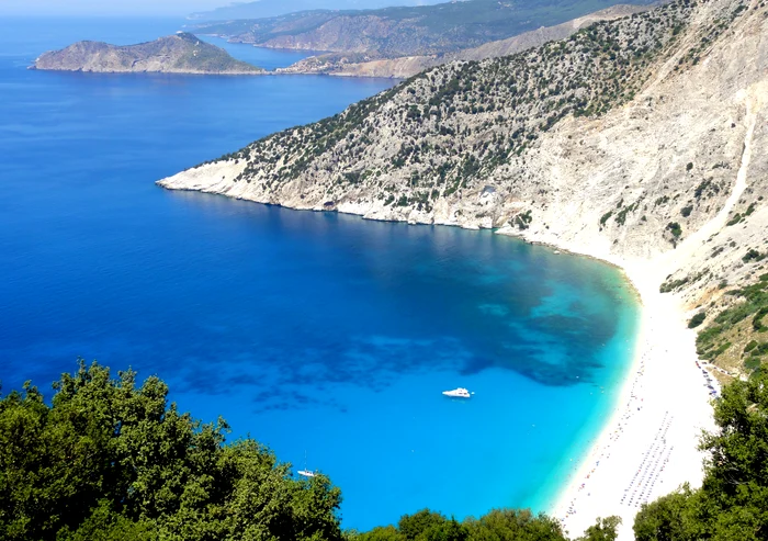 Plaja Myrtos din Kefalonia, afectată de o alunecare de teren; autoritățile evaluează riscurile