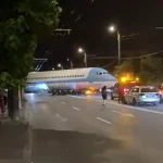 O componentă uriașă de aeronavă a blocat Traian Vuia: transport agabaritic pe strada din apropierea aeroportului