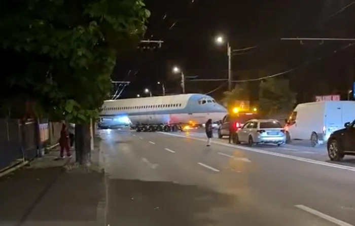 O componentă uriașă de aeronavă a blocat Traian Vuia: transport agabaritic pe strada din apropierea aeroportului