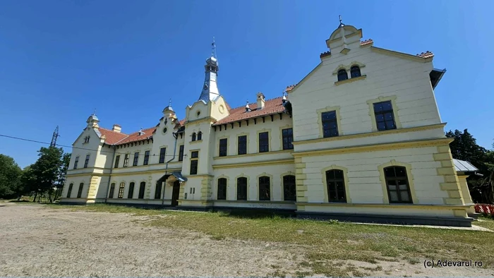 Gara de 130 de ani din Brad: fațade renovate, interior în colaps