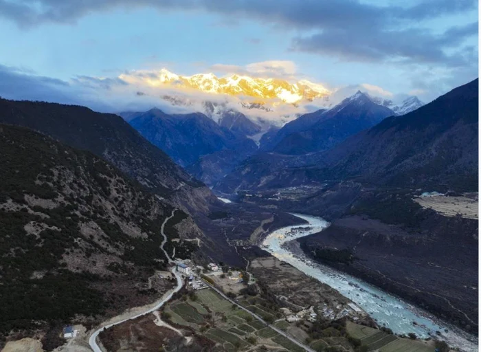 Mega-complexul hidroenergetic chinez din Tibet, construit pe falie activă, stârnește avertismente științifice