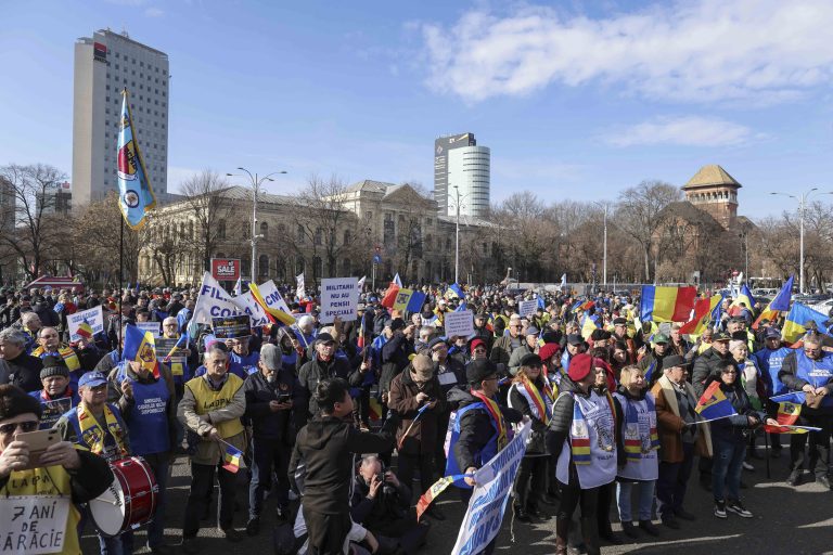 Reacții divergente după suspendarea Legii salarizării: Sanitas vrea negocieri, Educația cere Guvern cu puteri depline