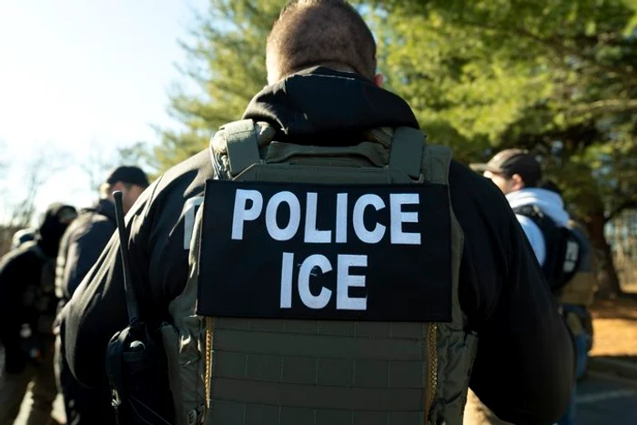 ICE suspendă temporar majoritatea opririlor în trafic după două împușcături mortale în SUA