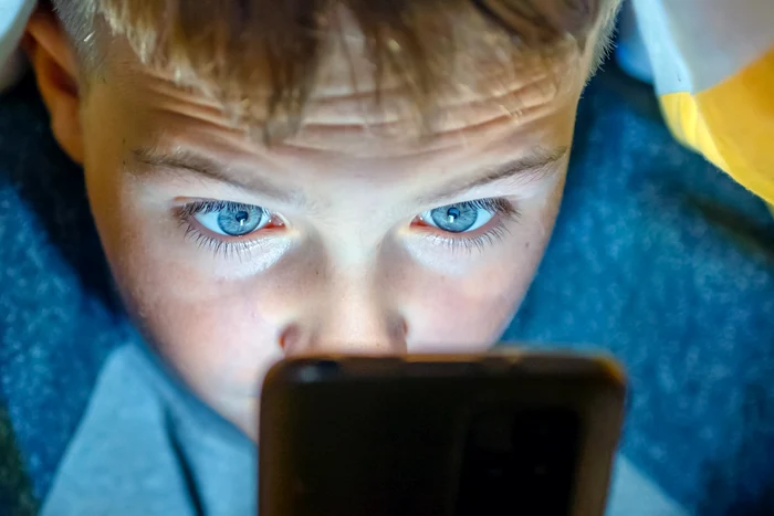 Ce greșesc părinții când lasă copiii să citească pe tabletă: cum afectează elementele interactive înțelegerea textului