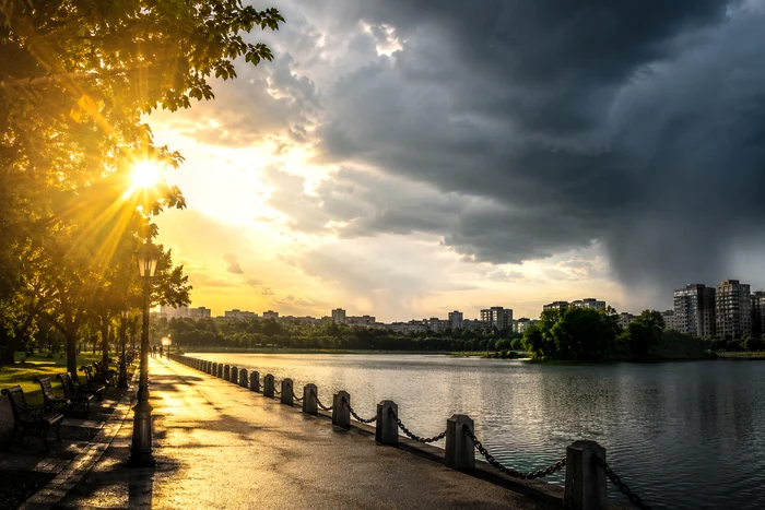 Caniculă locală de până la 36°C, furtuni și ploi torențiale joi; cod galben în patru județe