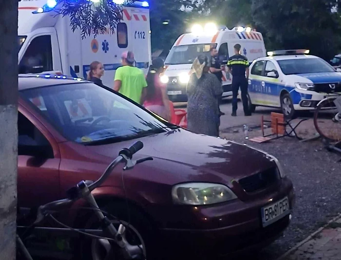 Bărbat beat a intrat cu motociclul pe terasa unui magazin din Romanu; patru persoane rănite