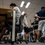 Angajații din Tokyo pot veni la birou în pantaloni scurți: măsură pentru a reduce consumul de energie stârnește controverse