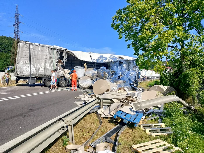 TIR încărcat cu hârtie igienică s-a răsturnat pe DN7. Traficul a fost deviat și reluat parțial după mai multe ore