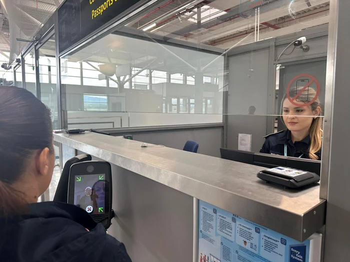 Eroare la controlul biometric: o britanică de pe aeroportul din Cluj a fost confundată cu sora geamănă