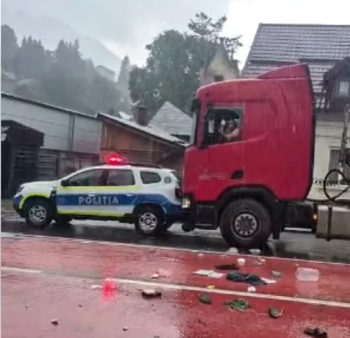 Şofer de TIR scos din cabină de forţele speciale după ce a lovit o autospecială de poliţie la Buşteni