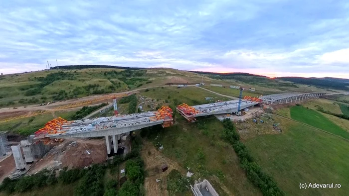 Montarea grinzilor la viaductele Nădășelu și Topa Mică, aproape finalizată pe Autostrada Transilvania
