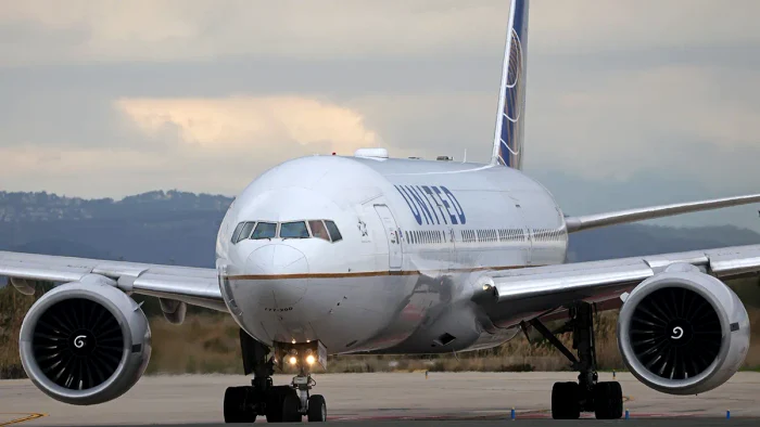 Pasager obligat să-și schimbe tricoul înainte de zborul United Airlines; a depus plângere la autorități