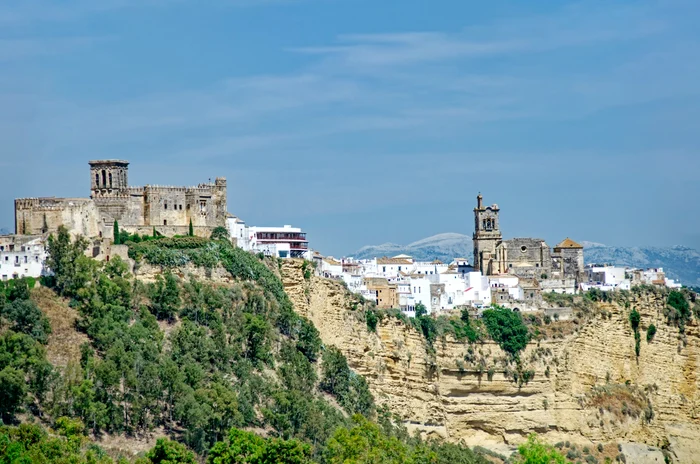 Castellar de la Frontera — satul fortificat din Cádiz cu priveliști spre Gibraltar și Africa