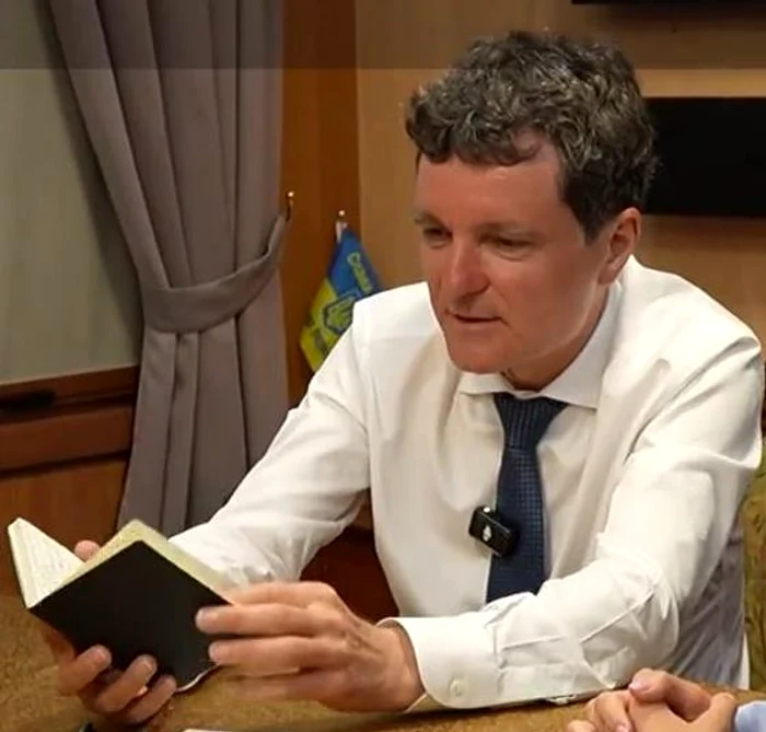 Nicușor Dan spune ce notează în carnețelele pe care le poartă mereu