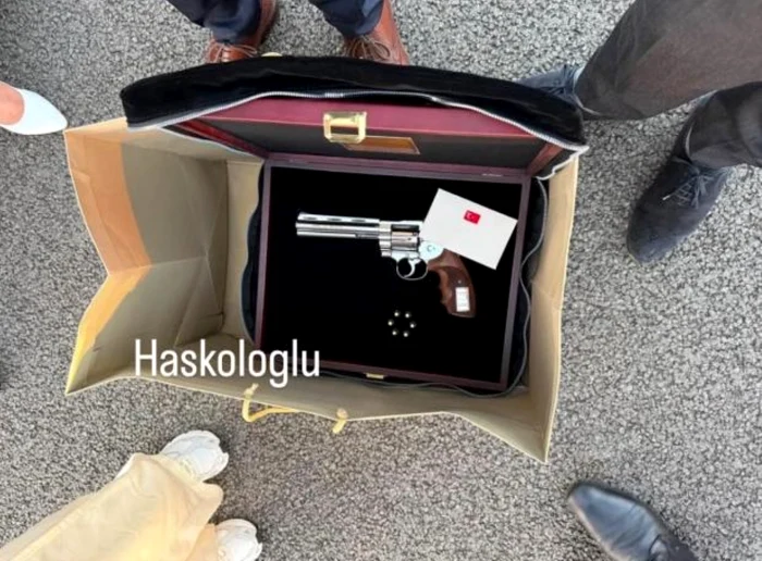 Nicușor Dan: pistolul dăruit de Erdogan a fost preluat imediat de SPP, nu a apucat să-l vadă