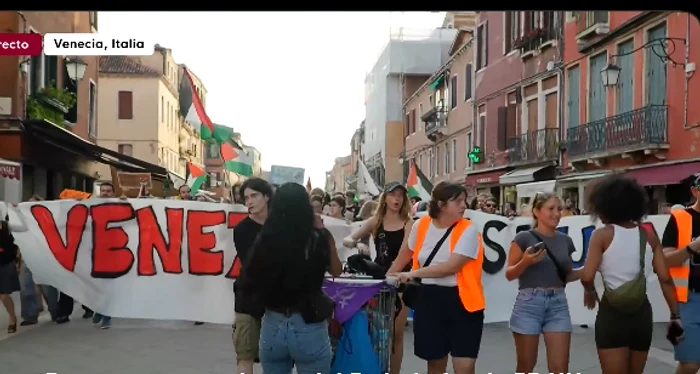 Sute de persoane au protestat la Veneția la sosirea ambasadorului SUA Tilman Fertitta cu superiahtul