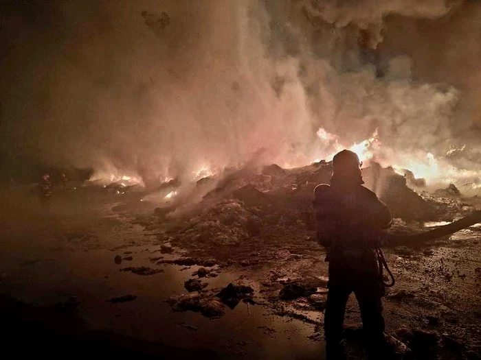 Incendiu puternic la un depozit de reciclare din Zorile, Giurgiu; RO-ALERT pentru fum