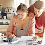 Ce cumpărături au eliminat oamenii ca să economisească: de la cafea la prosoape de hârtie
