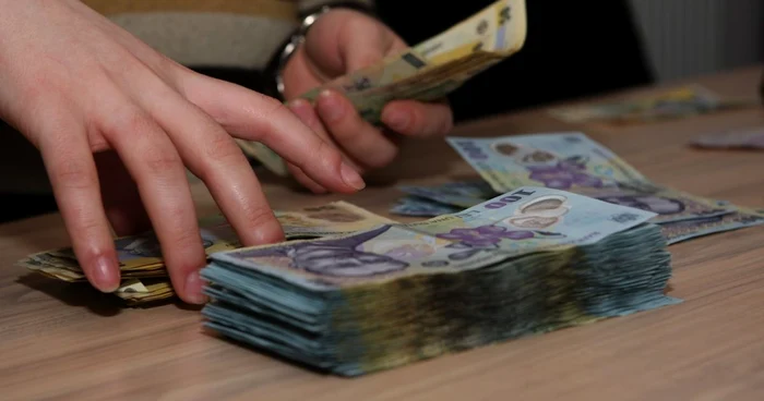 Doi cetăţeni ucraineni reţinuţi după ce au înşelat o femeie şi i-au luat peste 200.000 de lei