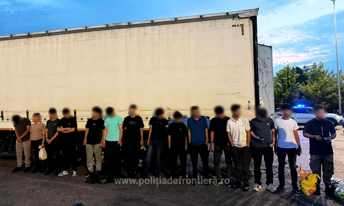 Şofer turc arestat după ce poliţiştii de frontieră din Giurgiu au găsit 15 imigranţi ascunşi în autocamion
