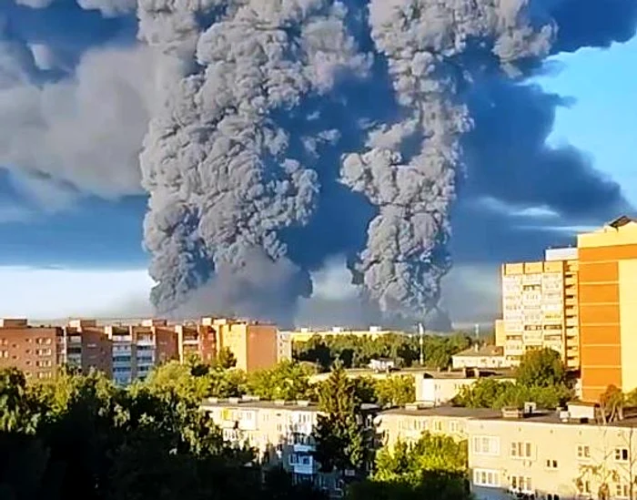 Zelenski salută loviturile cu drone asupra unor centre logistice ruse; opt morți și incendiu la un depozit de petrol
