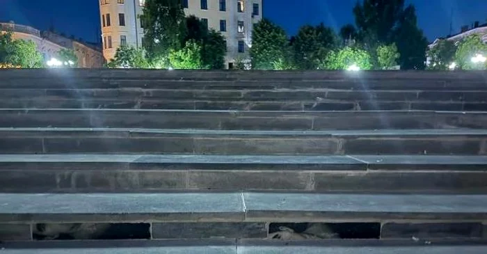 Scandal la Cernăuți: treptele din Piața Filarmonicii pavate cu plăci funerare din granit